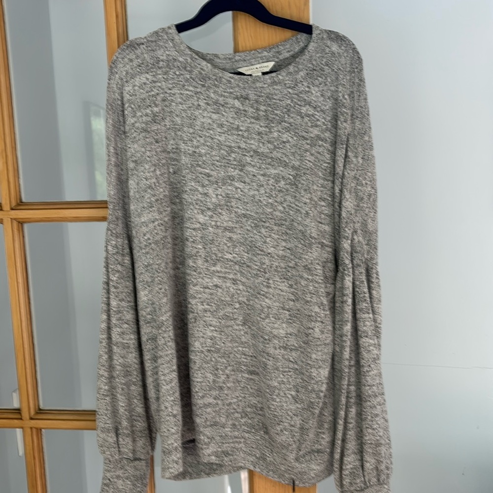 Like new, women’s size small lucky brand shirt in gray